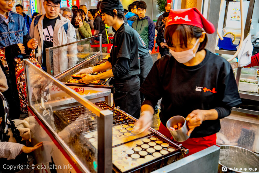 可以一邊排隊一邊看到做章魚燒,很開心!